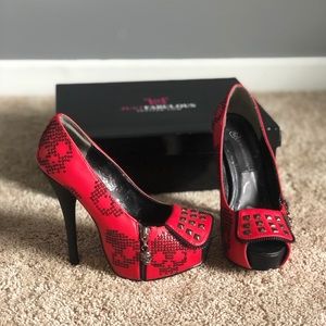 Just fabulous red skulls heels 👠